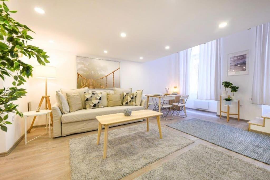 2 Bedroom Flat In Nyar Str., Boutique Budapest Exterior foto